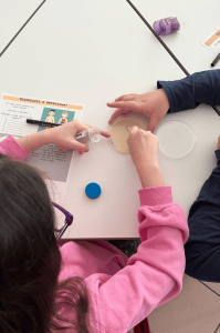 Bambini con piastra di petri - evento I detective del corpo umano