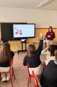 Irene Gallina con alunni scuola primaria Petrarca - Dipartimento di Medicina Molecolare